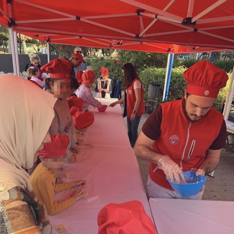 PPtorreaguera's tweet photo. ✂️🍪 Esta tarde, los más pequeños de Torreagüera han disfrutado con el Taller de Manualidades y se han convertido en verdaderos chefs navideños. También nos ha visitado la Estación Polar.

💙 ¡Mil gracias a todos por participar! https://t.co/2za0MkHmlL