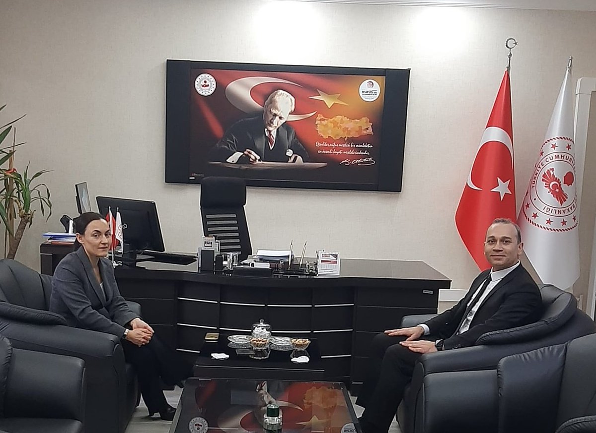 Vali Yardımcımız Sayın Zerrin Çay Beşikci pasaport müracaatı vesilesiyle Müdürlüğümüzü ziyaret ettiler. Nazik ziyaretlerinden ötürü kendilerine şükranlarımızı sunarız. #HayatınızınHerAnında <a href="/TCNufus/">Nüfus ve Vatandaşlık İşleri Genel Müdürlüğü</a> <a href="/sefikaygol/">Şefik AYGÖL</a> <a href="/aliihsansu_/">Ali İhsan Su</a> <a href="/KaymakamComakli/">Selim Çomaklı</a> <a href="/dbakirvalilik/">T.C. Diyarbakır Valiliği</a>