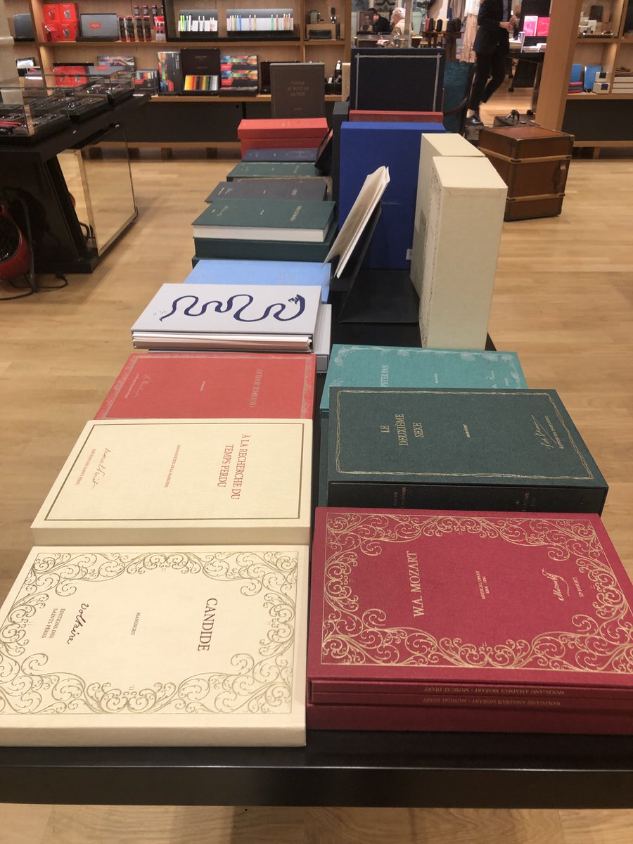 karinhann's tweet photo. Superbe mise en place des manuscrits @saintsperes au @bonmarche à Paris ! Merveille des yeux et grande tentation ! Sous ces couvertures élégantes dorment les écritures des plus grands écrivains du monde. Plus que des manuscrits, des grimoires qui nous murmurent leurs secrets... https://t.co/1anotATNgf