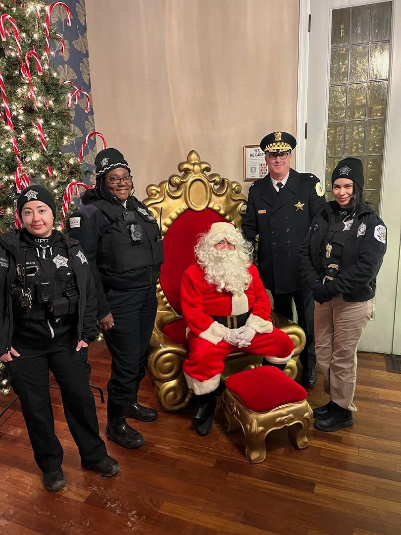 Chicago Police on Twitter "Last week, Commander Jon Hein, Santa and