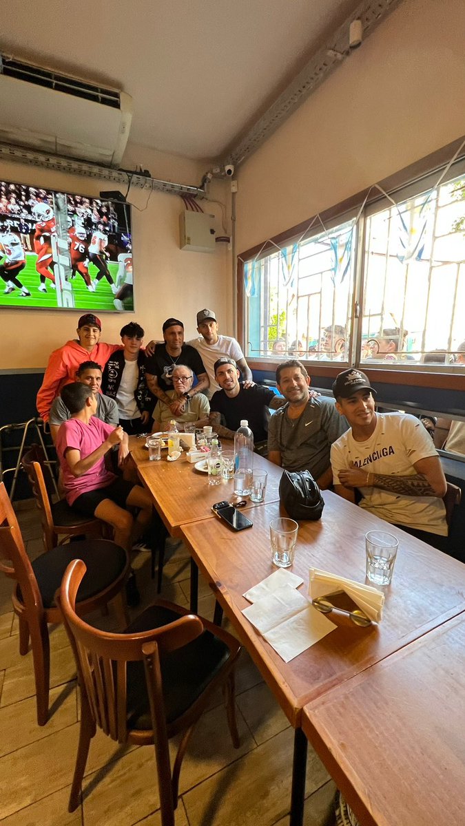 juliomartinez19's tweet photo. Un campeón del mundo en un club de barrio: Paredes almorzó en el Comedor GEVP (Club Gimnasia Esgrima de Villa del Parque, Tinogasta 3453). Firmó autógrafos y se sacó fotos con todos, en un lugar clave para la recreación. Los 26 campeones saben de qué se trata. 📷 Agus Viera https://t.co/bAE8IILfz1