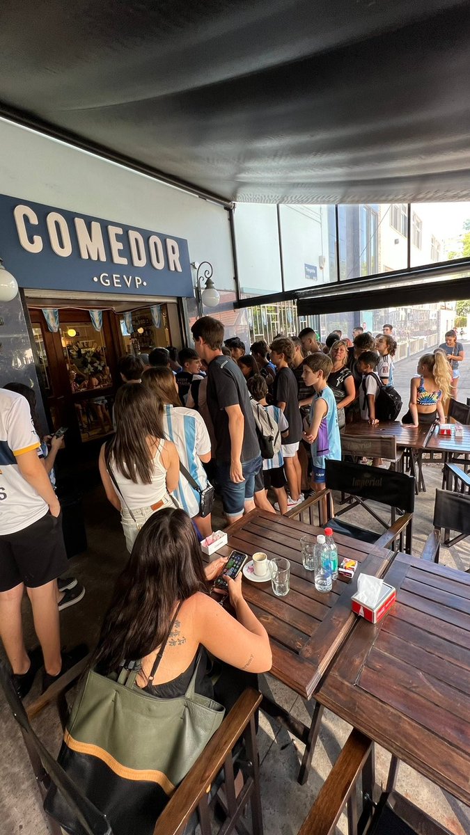 juliomartinez19's tweet photo. Un campeón del mundo en un club de barrio: Paredes almorzó en el Comedor GEVP (Club Gimnasia Esgrima de Villa del Parque, Tinogasta 3453). Firmó autógrafos y se sacó fotos con todos, en un lugar clave para la recreación. Los 26 campeones saben de qué se trata. 📷 Agus Viera https://t.co/bAE8IILfz1