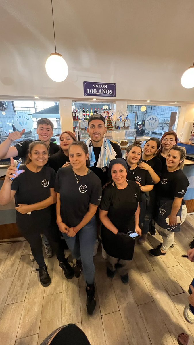 juliomartinez19's tweet photo. Un campeón del mundo en un club de barrio: Paredes almorzó en el Comedor GEVP (Club Gimnasia Esgrima de Villa del Parque, Tinogasta 3453). Firmó autógrafos y se sacó fotos con todos, en un lugar clave para la recreación. Los 26 campeones saben de qué se trata. 📷 Agus Viera https://t.co/bAE8IILfz1