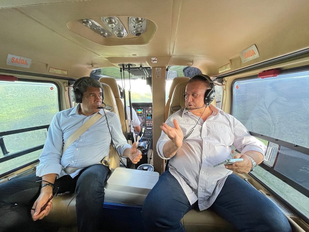 Jeronimoba13's tweet photo. Acompanhei o governador em exercício Adolfo Menezes hoje à tarde em visita a #Jequié, um dos municípios baianos afetados pelas chuvas e enchentes nos últimos dias. Sobrevoamos a Barragem da Pedra e já há uma redução da vazão das águas do Rio de Contas. https://t.co/UzR4gbXXTN
