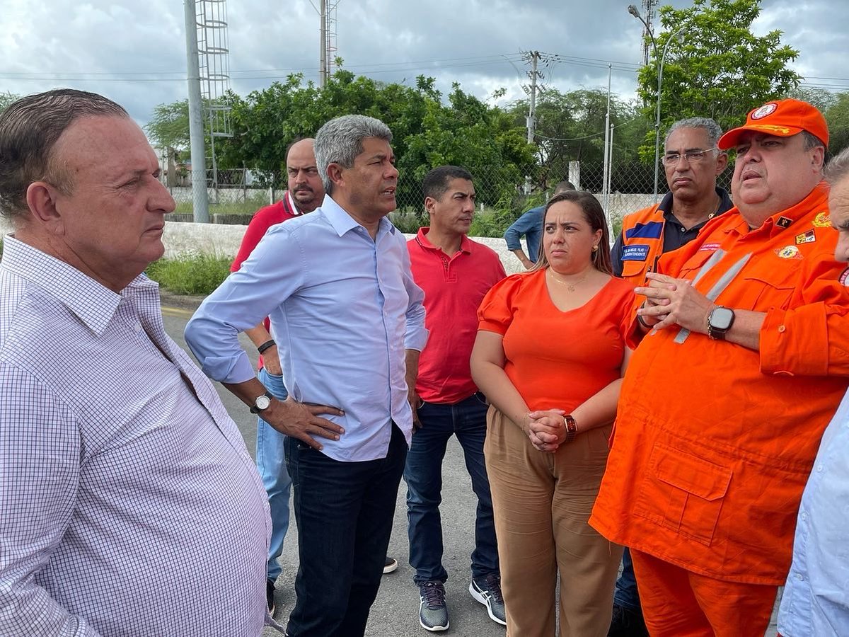 Jeronimoba13's tweet photo. Acompanhei o governador em exercício Adolfo Menezes hoje à tarde em visita a #Jequié, um dos municípios baianos afetados pelas chuvas e enchentes nos últimos dias. Sobrevoamos a Barragem da Pedra e já há uma redução da vazão das águas do Rio de Contas. https://t.co/UzR4gbXXTN