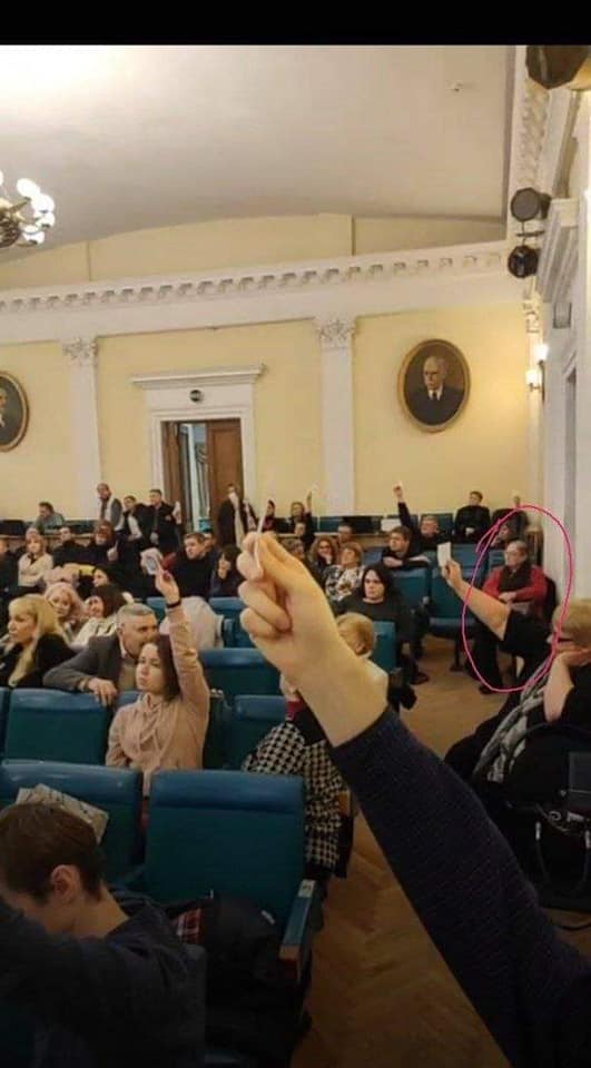 Ukrostap's tweet photo. На цьому фото засідання, на якому не перейменували київську консерваторію, можна побачити ось цю таємничу жінку. Наскільки вдалося визначити, це випускниця московської консерваторії Зоя Семенівна Мединська.
Що вирізняє її поміж інших? /тред https://t.co/i7wP7XUDxa