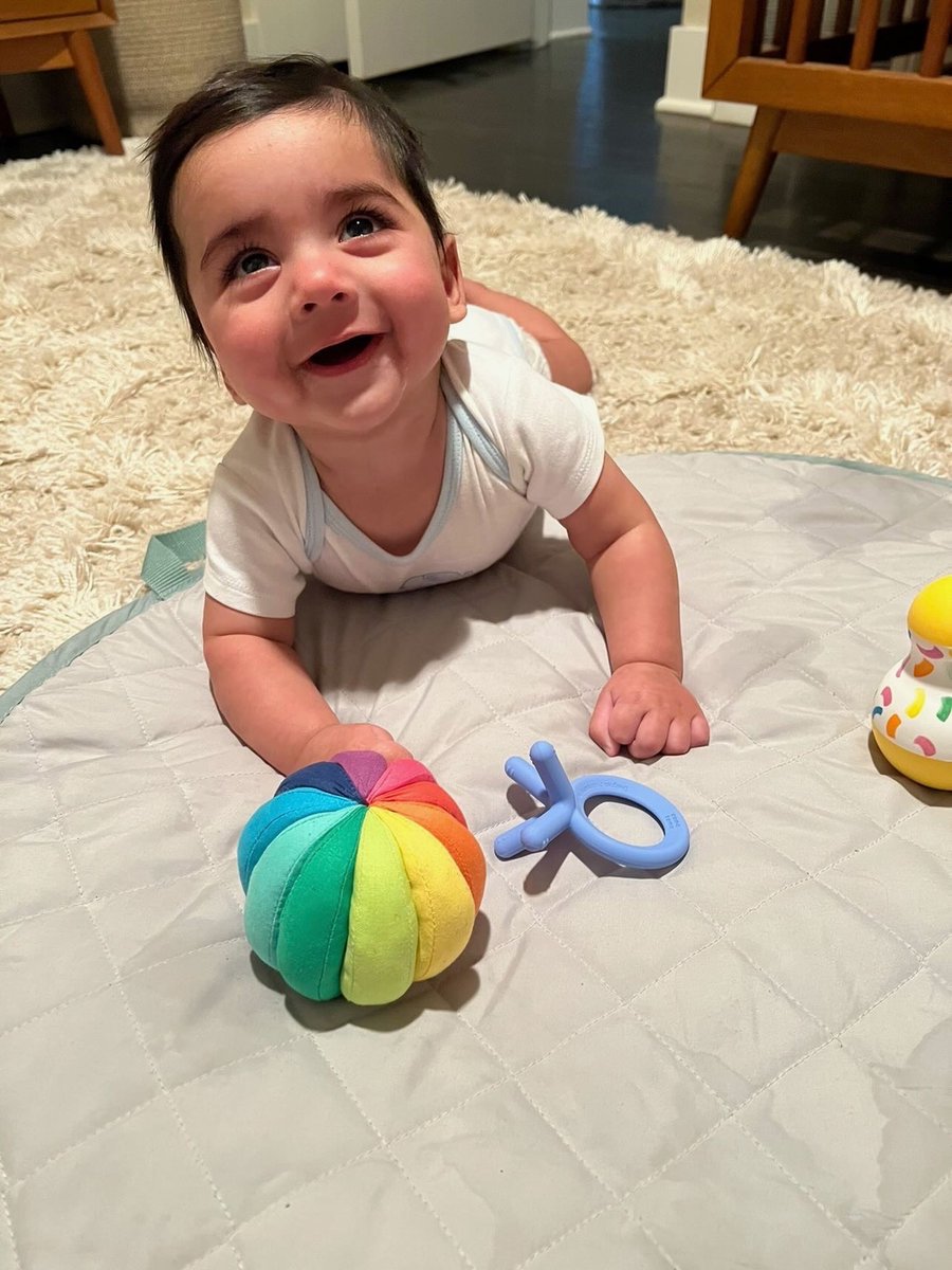 comotomobaby's tweet photo. Babies love biting fingers! So we thought, why reinvent the wheel? Our teethers are designed to mimic those cute little fingers and are made with hygienic silicone that’s safe and perfectly chewy! 😄
#Comotomo #ComotomoCommunity // Photo by: @kaitlynlella https://t.co/sndFzZ7OUl