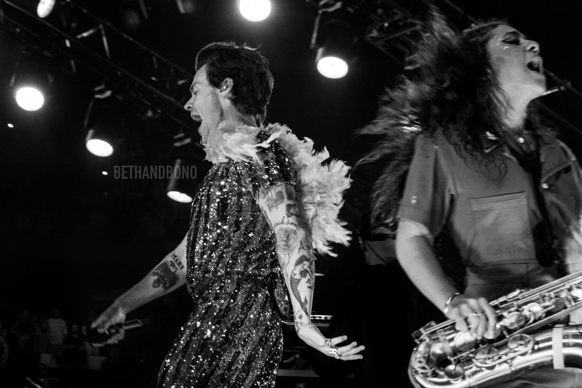 bethandbono's tweet photo. The vibes are immaculate #LoveOnTourNYC #Residency7 https://t.co/VNSN264BXw