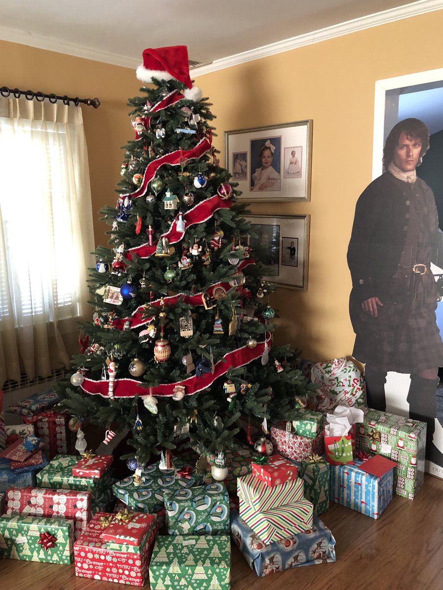 LIgirl06's tweet photo. I woke up finding Jamie at my tree! Imagine my surprise! Merry Christmas ๐ to all! #outlanderchristmas #Outlander #SamHeughan @SamHeughan @Outlander_STARZ https://t.co/yAzPNTs2b7