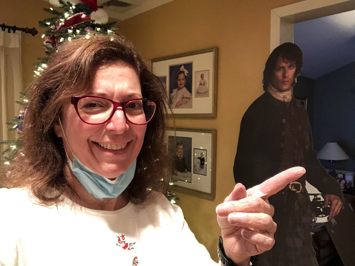 LIgirl06's tweet photo. I woke up finding Jamie at my tree! Imagine my surprise! Merry Christmas ๐ to all! #outlanderchristmas #Outlander #SamHeughan @SamHeughan @Outlander_STARZ https://t.co/yAzPNTs2b7