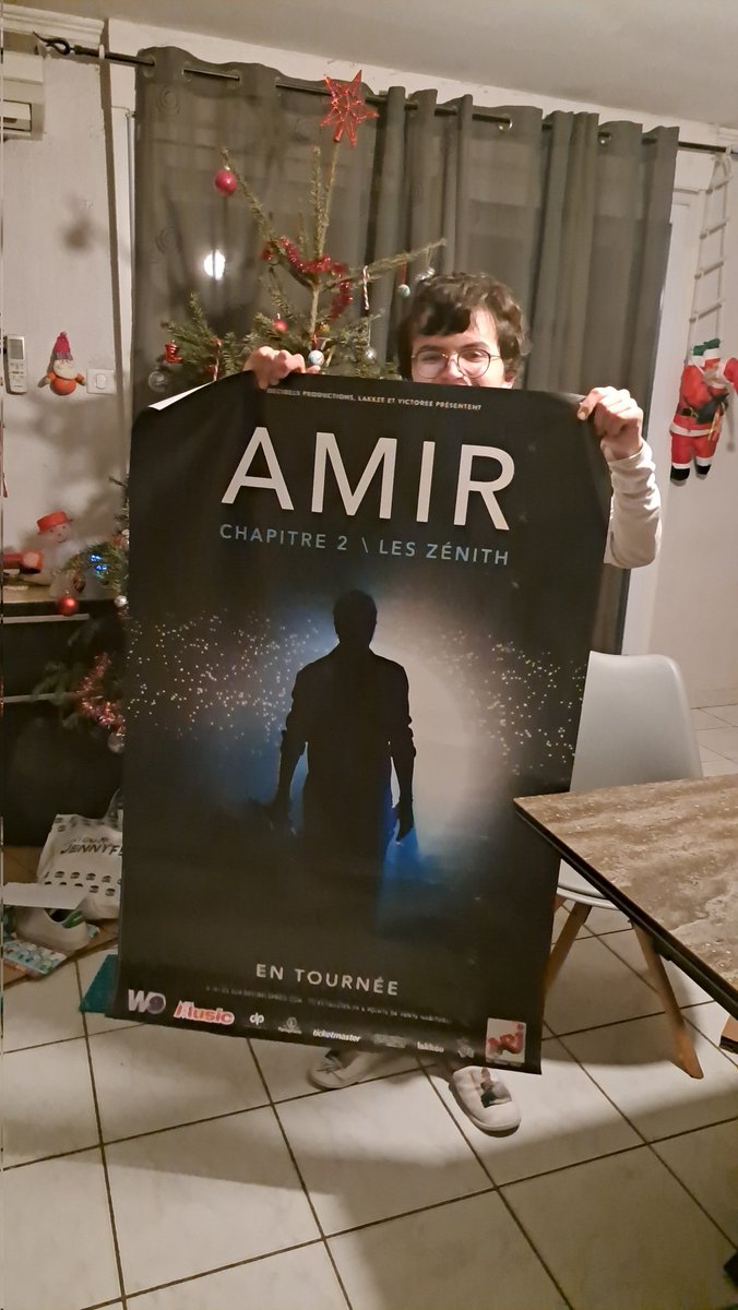 MaylisRougon's tweet photo. Raphy voulait trop l'affiche @Amir_Off #retour2 (je reconnais qu'elle est magnifique).
Heureusement que je connais personnellement le 🎅 et qu'il a pu lui déposer dans ses chaussons 🎄 https://t.co/N1ZPPyeus5
