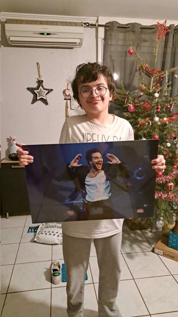 MaylisRougon's tweet photo. Merci @alexcomptefan d'avoir gâté mon Raphy 🎅🎄
Ton cadre photo @Amir_Off #retour2 est tout simplement magique 😍😍
Il a déjà trouvé sa place au dessus de son lit dans sa chambre musée
Regarde comme ça fait chouette...tu devrais vendre des posters comme ça à tes concerts 😍 https://t.co/OKwgJ0mQ00