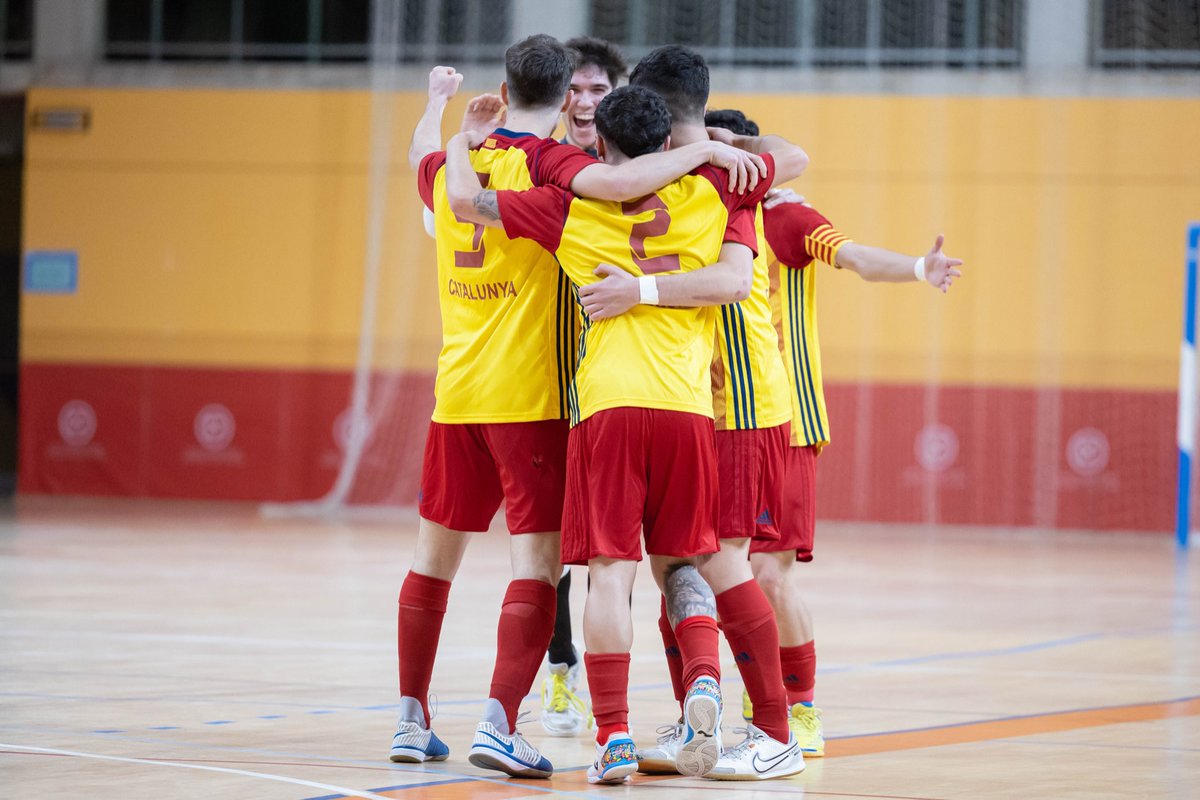 FCF_CAT's tweet photo. 40’ | 1 - 2 | FINAAAAAAL A TORREDEMBARRA! Catalunya guanya 1⃣ a 2⃣ davant @futbolaragon 

⚽️ Victòria treballada amb emoció i nervis fins al darrer instant.

🟡🔴 Som-hi Catalunya ❗️

#CampionatsEspanyaFS https://t.co/ywQYi1odkB