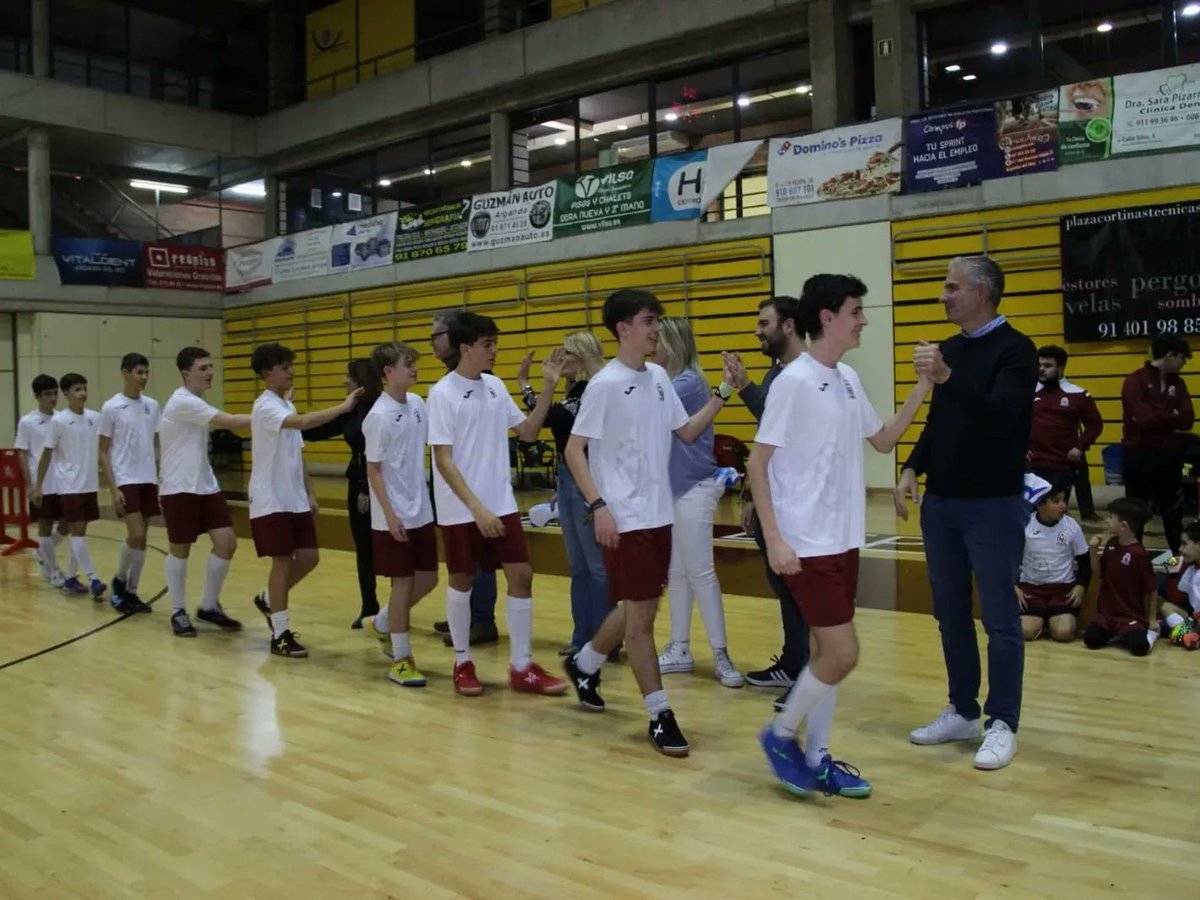 Arganda_Ayto's tweet photo. La Escuela Fútbol Sala Malvar ha organizado en la Ciudad Deportiva Príncipe Felipe su V Torneo Solidario “Memorial Ángel Madrid”, donde los equipos de la entidad han jugado diferentes partidos desde chupetín hasta cadete #Arganda #NavidadenArganda
https://t.co/hNa5KbILfx https://t.co/CAZRmpzqbJ