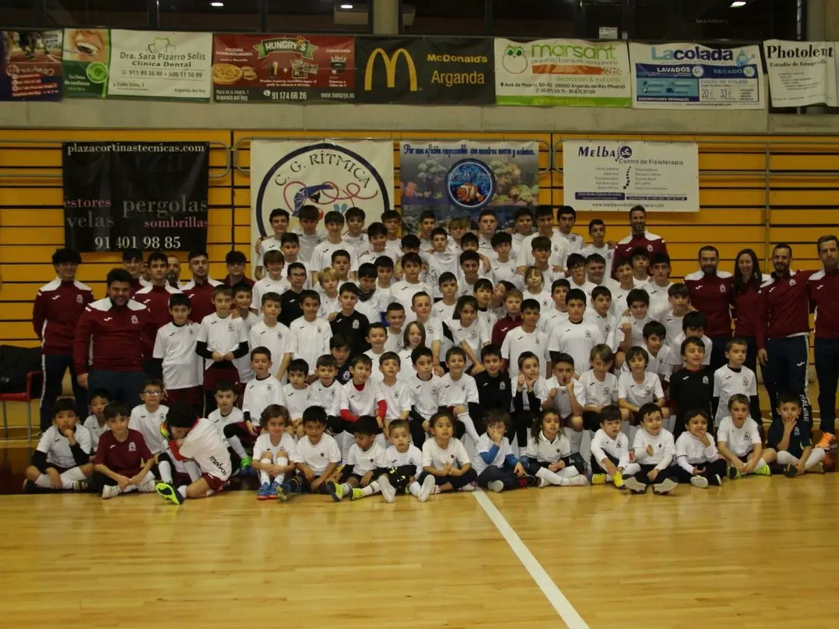 Arganda_Ayto's tweet photo. La Escuela Fútbol Sala Malvar ha organizado en la Ciudad Deportiva Príncipe Felipe su V Torneo Solidario “Memorial Ángel Madrid”, donde los equipos de la entidad han jugado diferentes partidos desde chupetín hasta cadete #Arganda #NavidadenArganda
https://t.co/hNa5KbILfx https://t.co/CAZRmpzqbJ