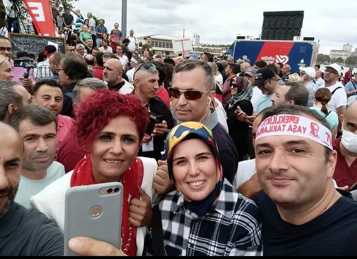 alperozupak's tweet photo. Siyasete güvenmiyoruz
Siyasetçiye güvenmiyoruz
Basına güvenmiyoruz

Bu güvensizlikler bizi yıpratıyor milyonlarca EYT li hiç tanımadan bir birini görmeden güveniyor inanıyoruz bu nasıl oldu neden oldu?

Hak davasında biz EYT liler dost olduk kardeş olduk

#EYTKabineyeSesleniyor https://t.co/VJySydsXqW