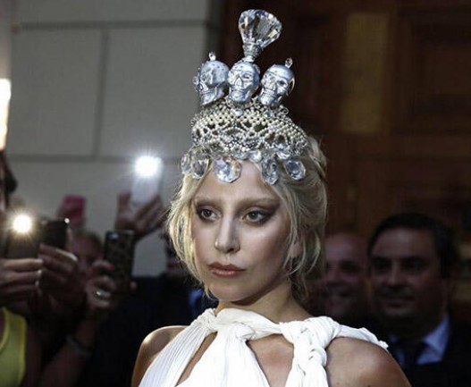 rizaki28's tweet photo. Kondylatos for the win #teamPeri.
He made our Queen #LadyGaga viral with this headpiece back in 2014.
Lets help him win #survivorGR https://t.co/mBRWtDsZXH
