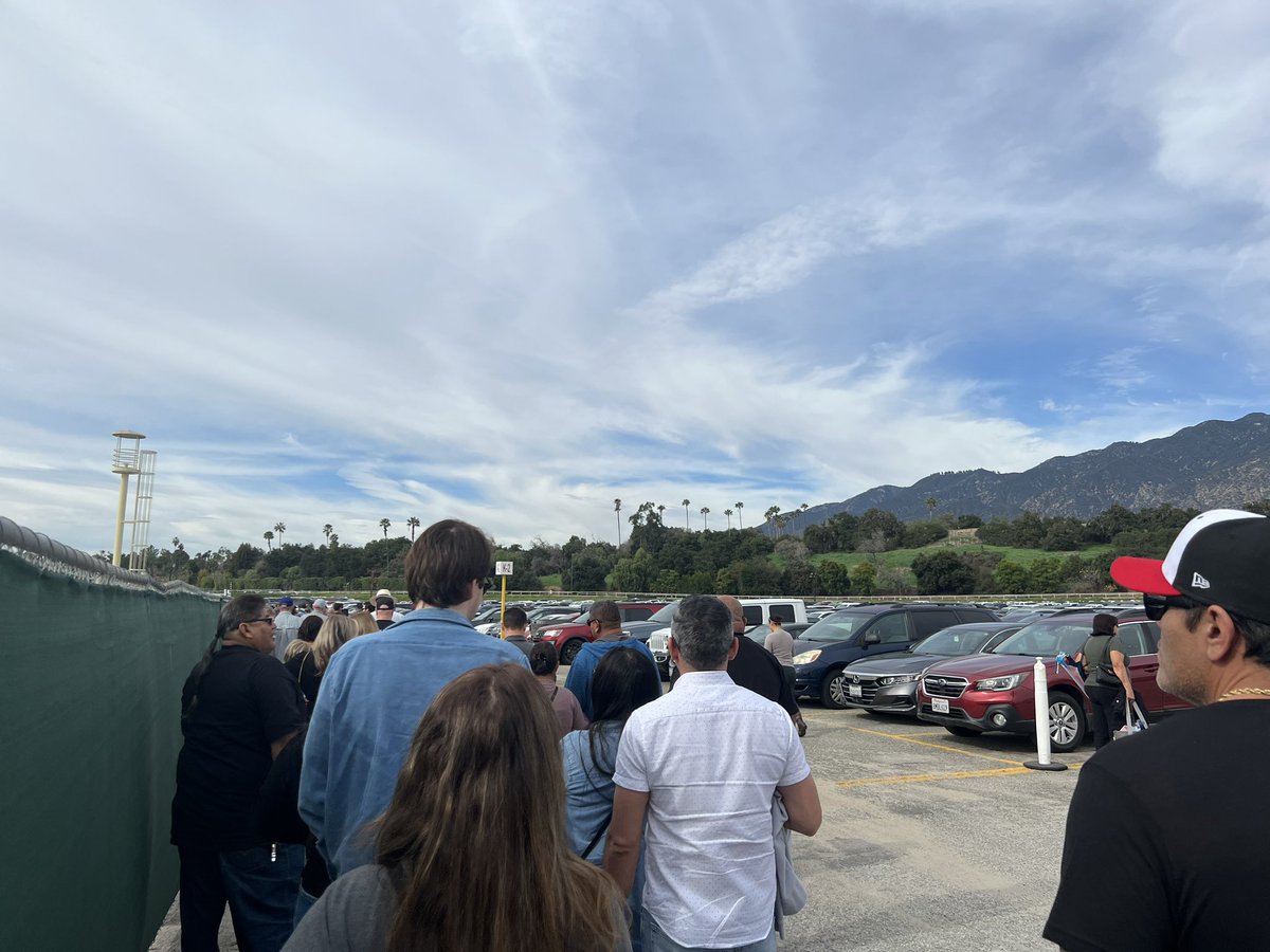 mcruik's tweet photo. Line to get in to Santa Anita! https://t.co/ARIdYnNFSV