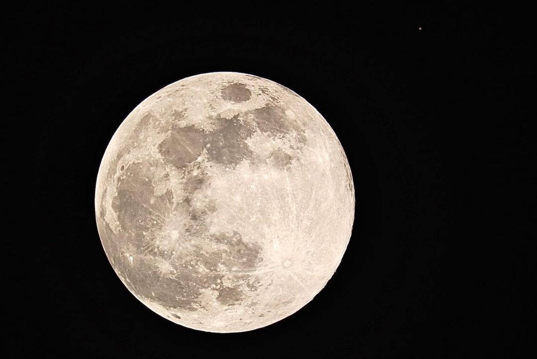 Today's MOONday shot was brought to you by <a href="/patrickrebstock/">PatrickRebstock</a> (IG). It is another shot of the Mars opposition that occurred earlier this month. Astounding!!!

Just a quick reminder that we are currently closed for the holidays, but we will be back on the 27th!

Have a splendid day!