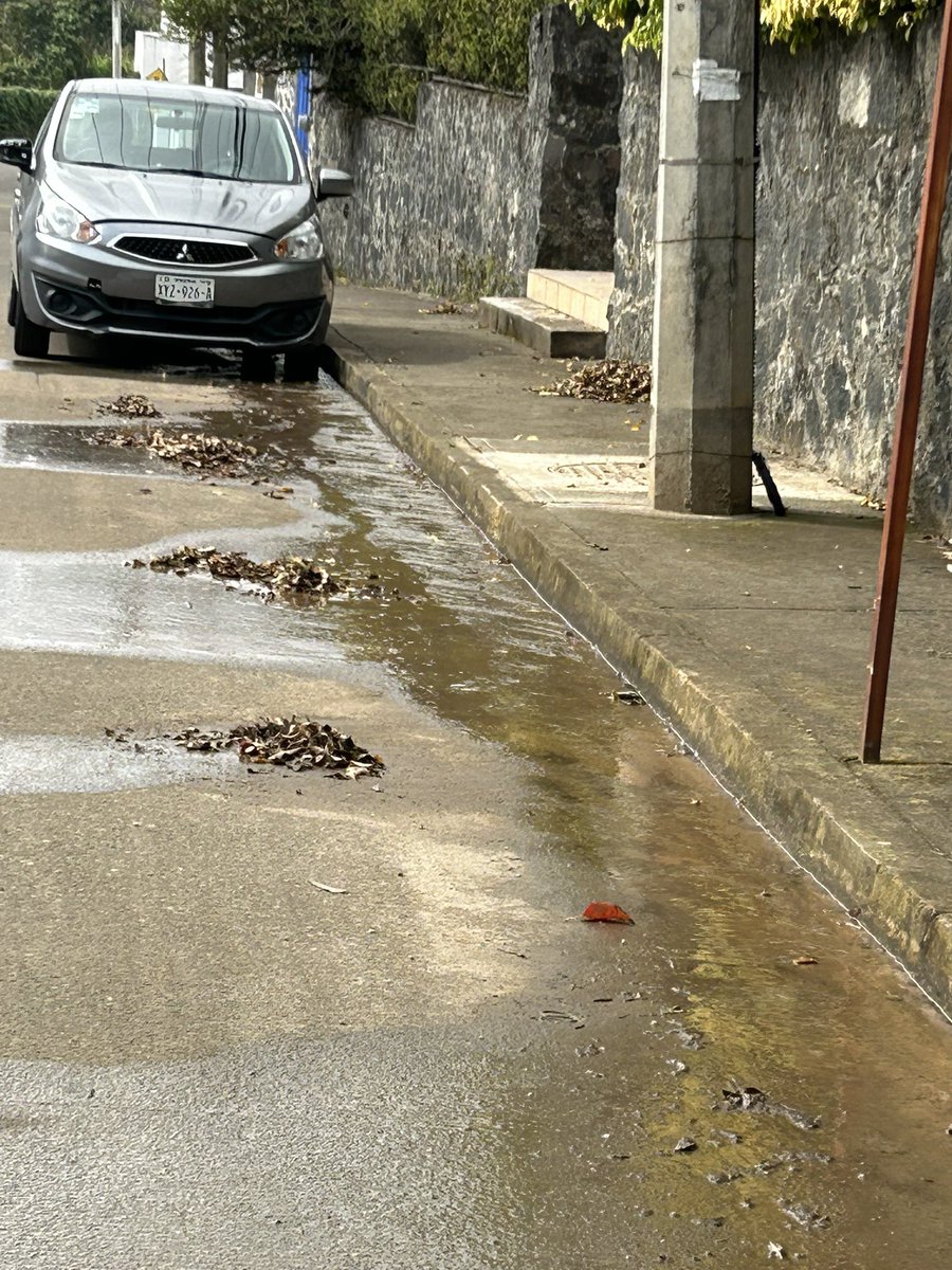 MenosKilosAC's tweet photo. Fuga de agua @CMAS_Xalapa #fuga https://t.co/Xkplaq10Tl