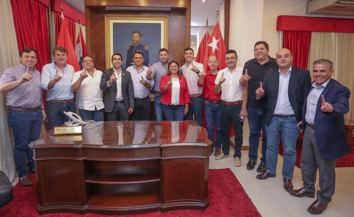 SantiPenap's tweet photo. La unidad es clave no solo para un gran triunfo, sino para trabajar juntos por un país donde los paraguayos vivan mejor. Con ese espíritu nos reunimos con los candidatos a gobernadores vencedores de la Lista 3. ¡Desde ahora todos somos lista 1! https://t.co/oLuPwAuOoF