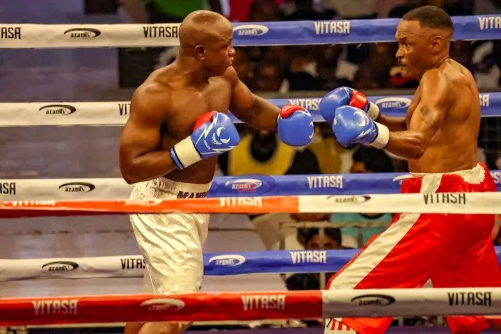 MwanaHabariNews's tweet photo. USIKU WA MABINGWA: 

Bondia Ali Baba kalambishwa mchanga mara Tatu na Bondia Karim Mandonga 'Mtu Kazi' kwenye pambano la tisa.

 #DisciplineNight #AchaInyeshee #26Disemba2022  #BoxingOnBoxingDay #RoadToArusha. https://t.co/e3QVwiPKEv