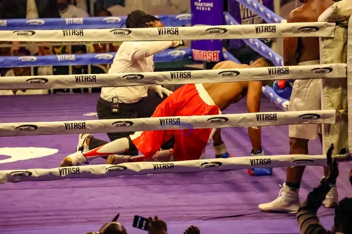 MwanaHabariNews's tweet photo. USIKU WA MABINGWA: 

Bondia Ali Baba kalambishwa mchanga mara Tatu na Bondia Karim Mandonga 'Mtu Kazi' kwenye pambano la tisa.

 #DisciplineNight #AchaInyeshee #26Disemba2022  #BoxingOnBoxingDay #RoadToArusha. https://t.co/e3QVwiPKEv