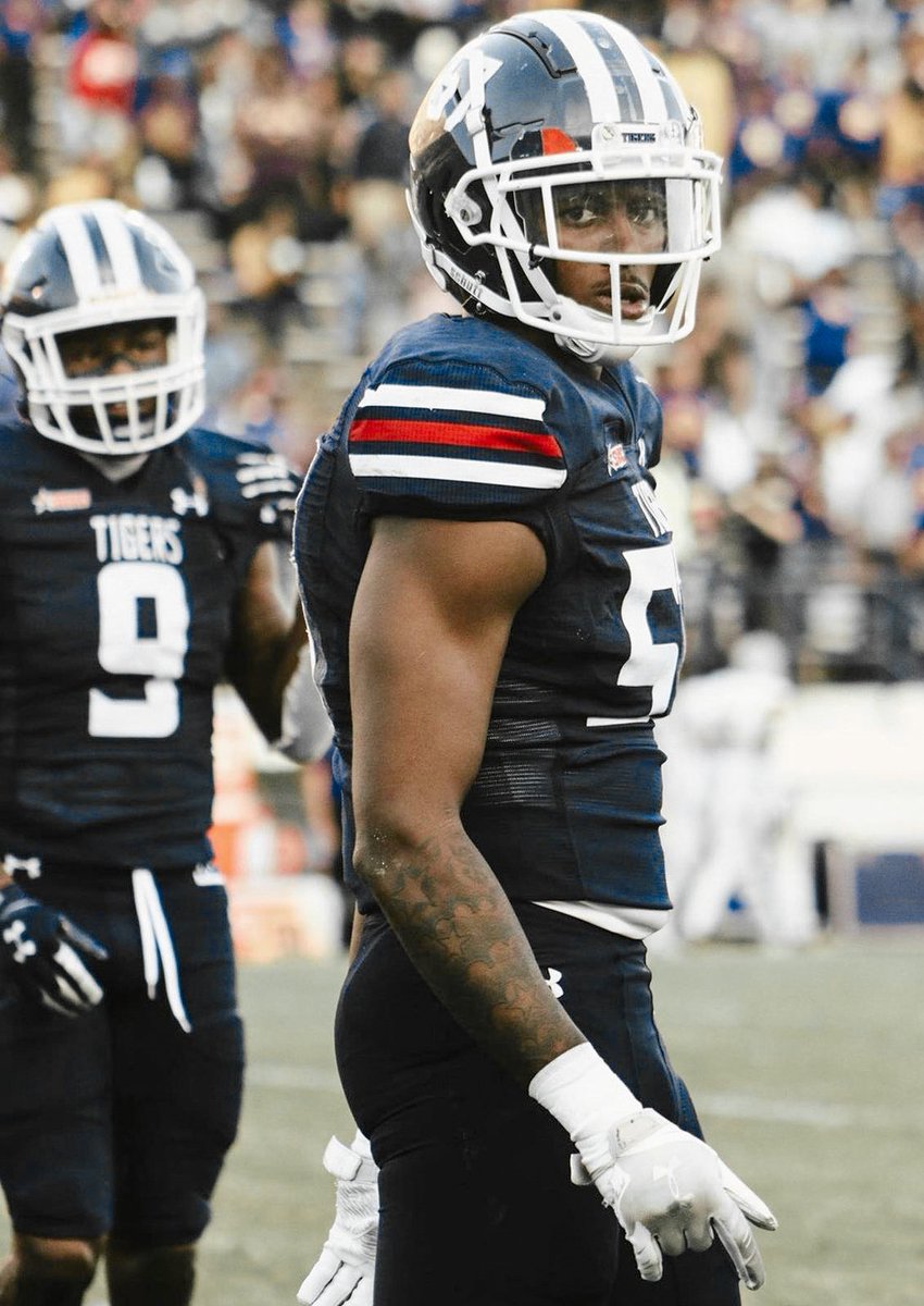 DNjtrenton's tweet photo. BREAKING: All-SWAC Linebacker and Jackson State Alum Nyles Gaddy has withdrawn from the transfer portal and will be returning for the 2023 season. 🔥🔥🔥🔥 https://t.co/uxZe8uIli8