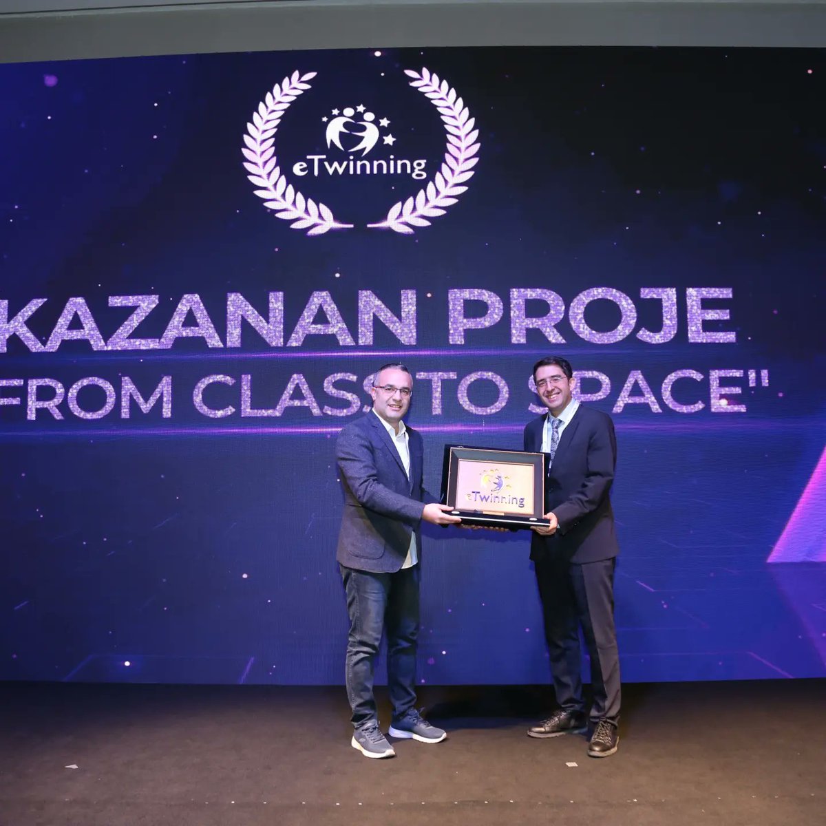 cmmrnn's tweet photo. 13. e Twinning Ulusal Konferansında projemiz STEM özel ödülünü almaya hak kazandı 😊kurucumuz Aliya Ahmadova Ortaklarımız @Ddmogretmen, @filizgediktas2, Kübra Bilge @Fatma Tezcan @ergen_mehtap @laylaslha, Kader Hal ,  Halil Ibrahim Yılmaz'a katkıları için çok teşekkür ederiz 😊 https://t.co/5WWgAKpspW