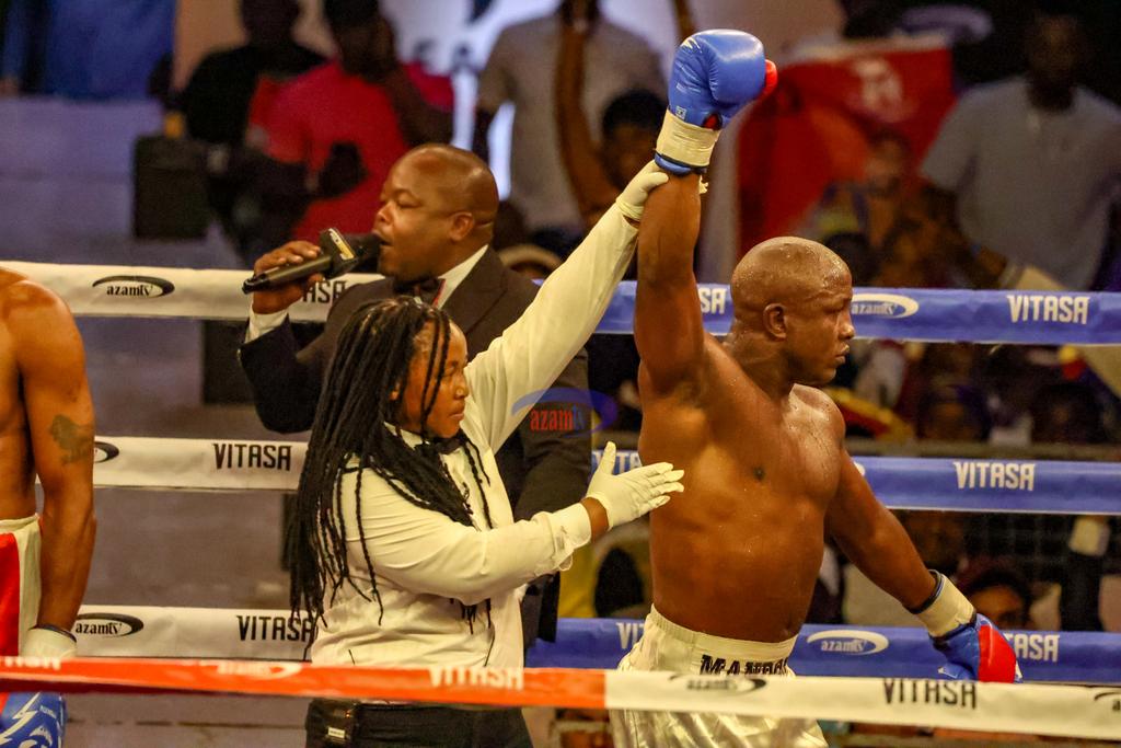 azamtvtz's tweet photo. MANDONGA ASHINDA:
Bondia Karim Mandonga amemtwanga Alibaba Tarimo kwenye pambano la tisa.

Tuko #LIVE #AzamSports2HD 

#VitasaNight #Vitasa #UsikuWaMabingwa #DisciplineNight #AchaInyeshee #26Disemba2022 #AzamSports2HD #IddiPialaliVsMfaumeMfaume #BoxingOnBoxingDay #RoadToArusha https://t.co/p8szev4cwU