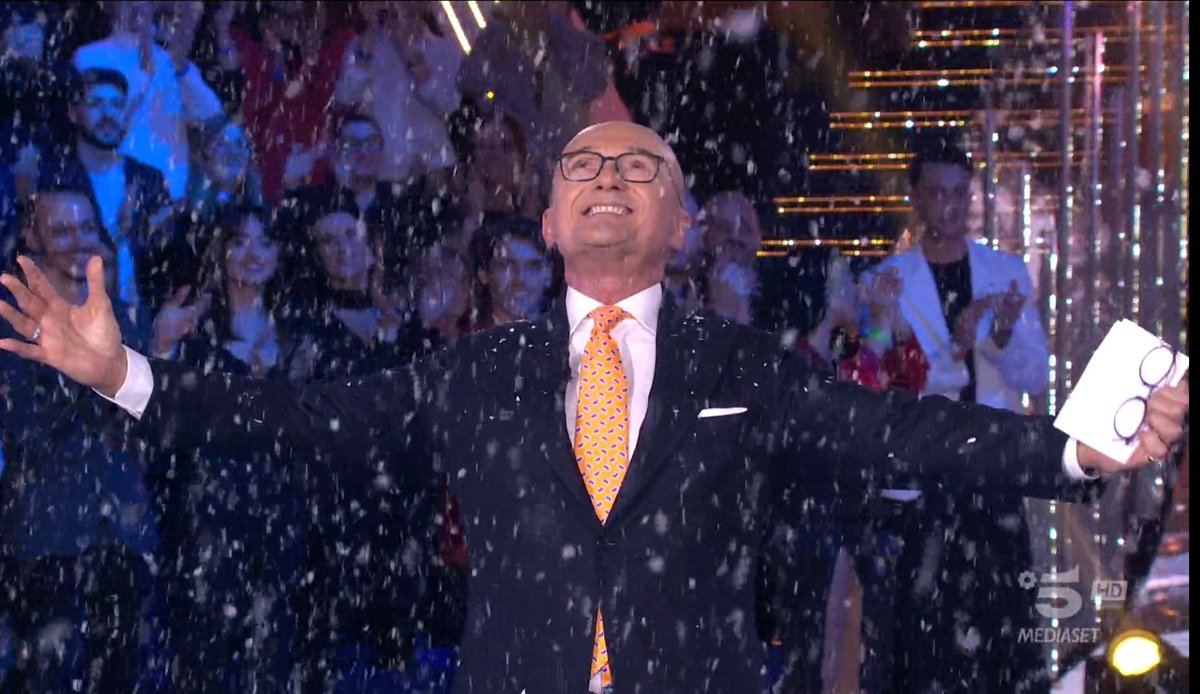 fanta_GFVIP's tweet photo. Buone Feste e BUON #FANTAGF a tutti 🎁❤️ https://t.co/6E3l6lRfRb
