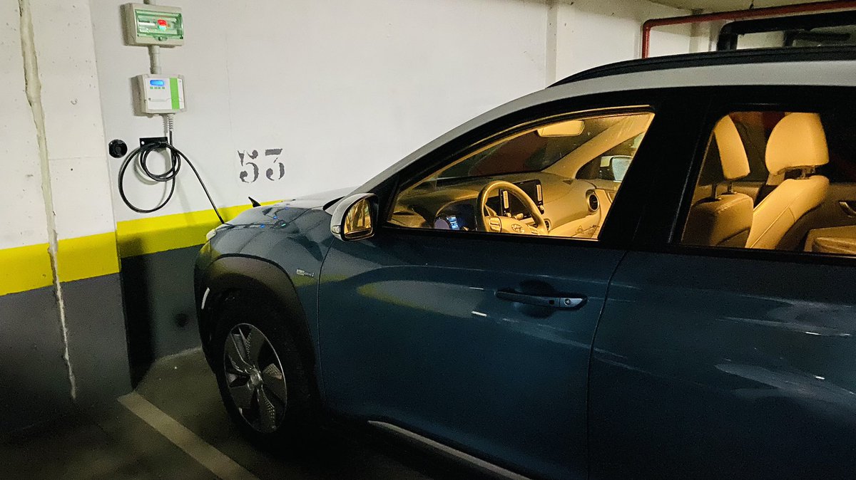 gonez_de's tweet photo. Bueno, la pesadilla ya ha terminado y ‘Blue’ ya carga en el garaje. Siguiente parada…. el taller para ponérselo más difícil a los ladrones madrileños😅😅 https://t.co/YVtK4w0Yx4