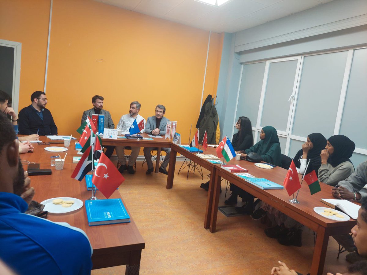 DuzceUod's tweet photo. Düzce Uluslararası Öğrenci Derneği ofisinde ülke başkanları proje tanıtımına TÖMER müdür Sn. Eyüp Bey davet edildi. Yapılan sunum sonrasında TÖMER öğrencileri Sn. Eyüp Beyle soru-cevap şeklinde bilgi alışverişi yaptı. https://t.co/HYrO3Mj9HF