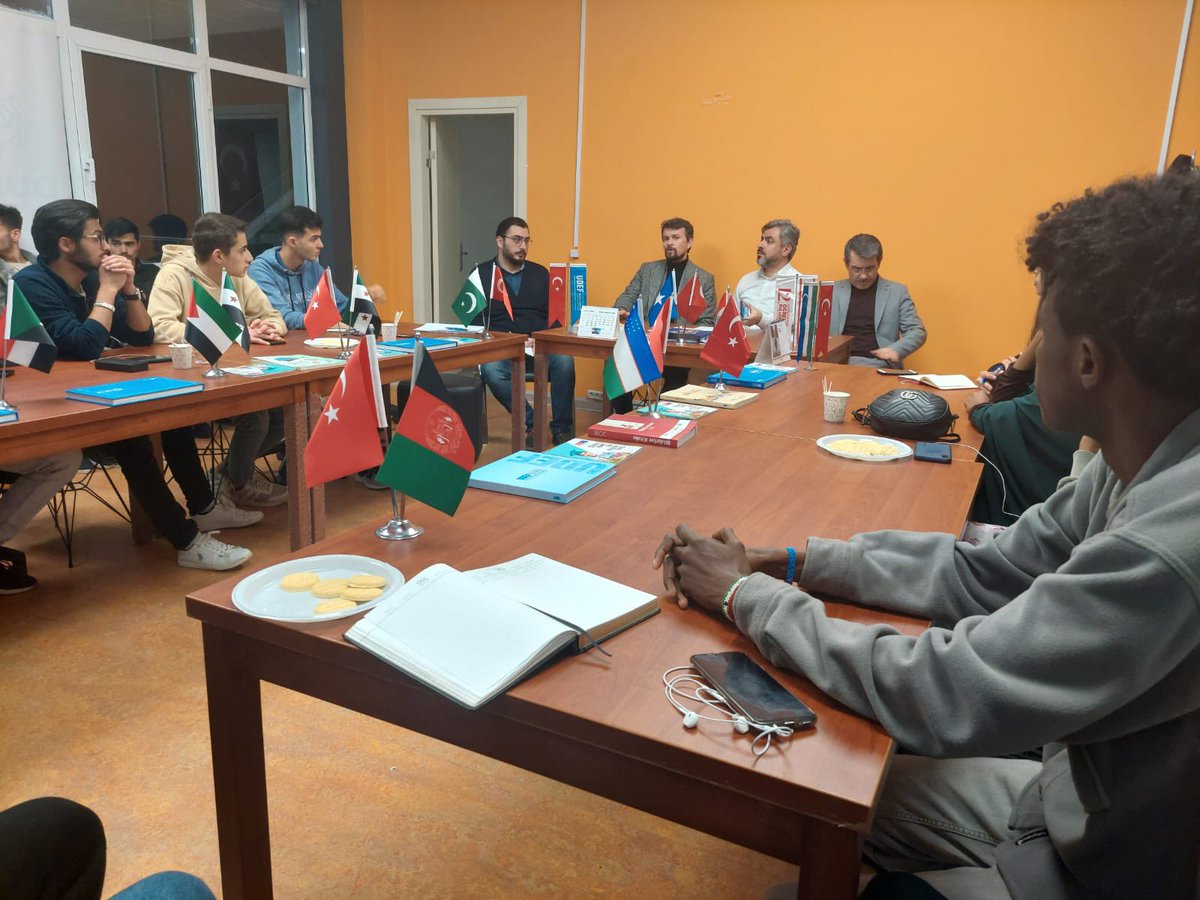 DuzceUod's tweet photo. Düzce Uluslararası Öğrenci Derneği ofisinde ülke başkanları proje tanıtımına TÖMER müdür Sn. Eyüp Bey davet edildi. Yapılan sunum sonrasında TÖMER öğrencileri Sn. Eyüp Beyle soru-cevap şeklinde bilgi alışverişi yaptı. https://t.co/HYrO3Mj9HF