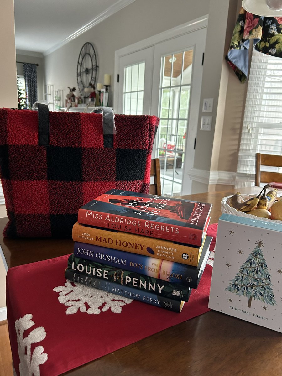 donnatom81's tweet photo. After Christmas sale strikes again🤦🏻‍♀️ #barnesandnoble #neverenoughbookstoread https://t.co/4xHVa8miiP