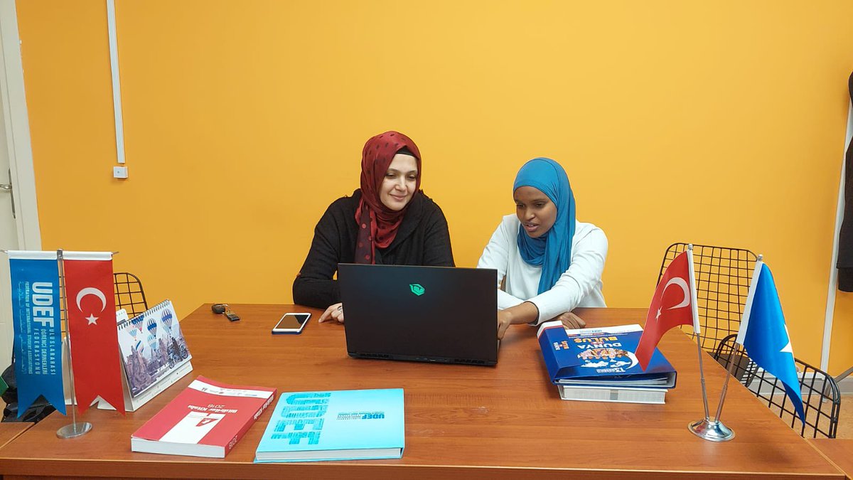 DuzceUod's tweet photo. Düzce Uluslarası Öğrenci Derneği Kadın Birim Başkanımız Sn. Nihan hanım Somali’li kız öğrencilerin sunumlarını dinledi. Gerekli düzeltmeler yapılarak sunum hazır hâle getirilmesiyle ilgili çalışma verimli geçti. https://t.co/WNIvMhzmBJ