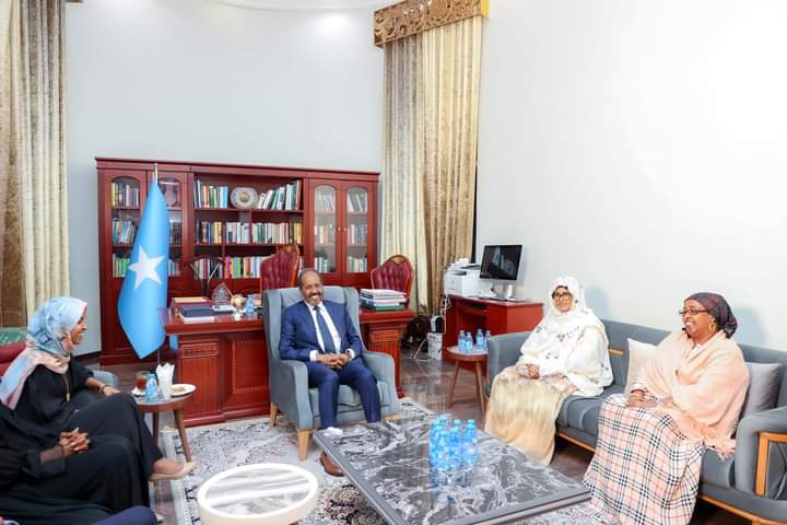 President of Somali federal government Dr. Hassan Sheikh meeting with Rep.Ilhan Omar in the State House with Minster of a Women development and family Khadija Dirye and federal chairwoman of Women Batulo <a href="/HARUNlaashaji1/">HARUN Laas</a> <a href="/KhadraDuale/">Ambassador Khadra Dualeh</a> <a href="/FaadumoAli11/">Faadumo Ali</a> <a href="/Jamaame4/">Jamaame</a> <a href="/KhadraDuale/">Ambassador Khadra Dualeh</a>