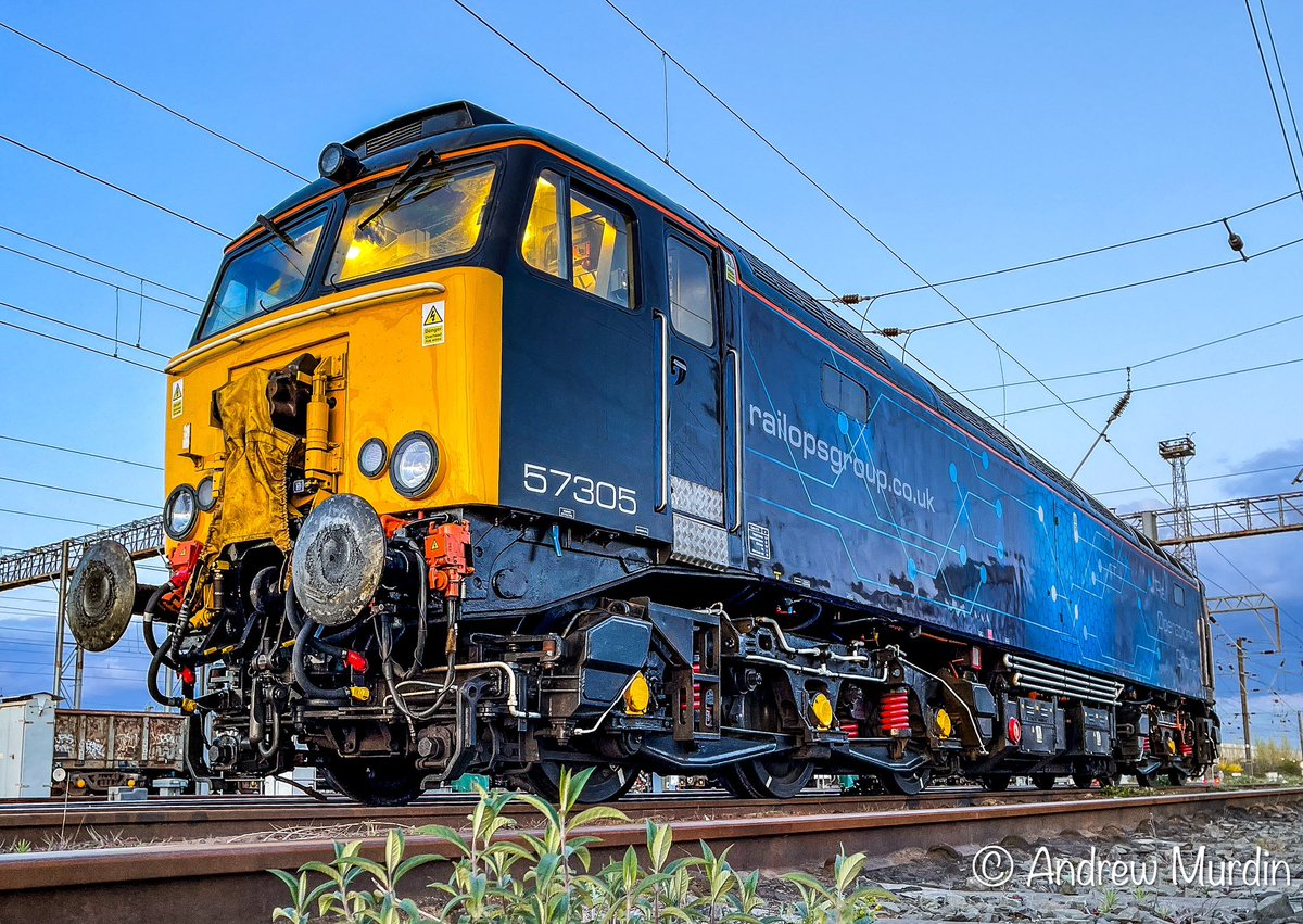 Andym13's tweet photo. #BoxingDayBlues
Very capable loco’s, that I spent most of last December charging up and down the WCML on between Carlisle and Wembley. That was 310 and 312. Here after a day moving 455’s between Wolverton and Stewarts Lane is 57305 in Wembley HS.
📷 14/04/2021 https://t.co/AEmYeLE2du