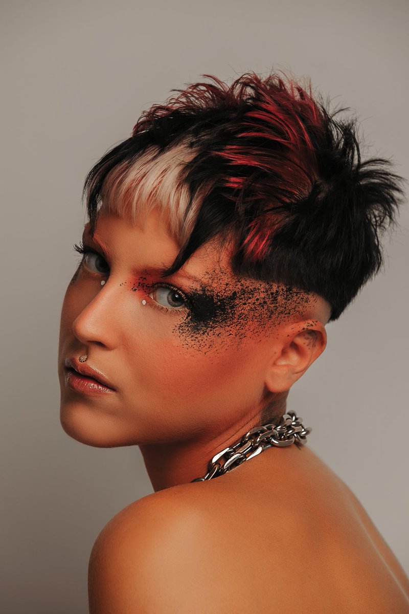 mxnon_grc's tweet photo. [ rt très appréciés 🥺]
Passionné de makeup, coiffure, mode, stylisme, beauté, j'ai la chance de participer à un concours de photogénie afin de gagner un stage parmi ce beau monde qui me fascine. Seul le public peut m'y faire parvenir par le biais de votes sur CASTING PODIUM
👇🏻 https://t.co/LXMjc4la3R