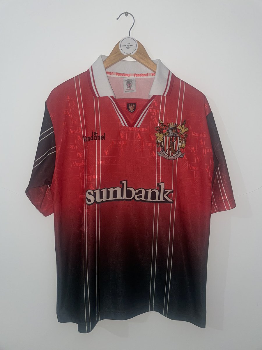 Lewis_TBW's tweet photo. A festive treat up for grabs…👇💫

Stevenage Borough FC Home Shirt 98/00 - Size M (Excellent Condition) 

The 1998 original home classic to Stevenage’s current home 2022 remake. 

Available on eBay here: https://t.co/yjrOhKAtjp 🛍️ 

#Vandanel #Sunbank #Boro 🔴⚫️ https://t.co/oOnAZb9Jky