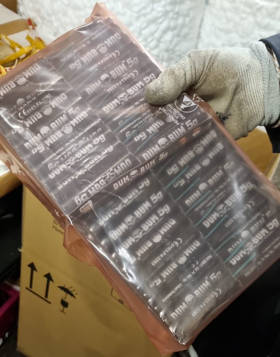 POL_Almere_Stad's tweet photo. N.a.v een melding over dealen, controleren wij een bestuurder van een auto.  In de auto lag geen drugs, maar wel hoeveelheid vuurwerk namelijk:
Meer dan 80 Cobra’s
Meer dan 15 zogeheten shells
Meer dan 130 nitraten en meerdere lachgastanks
De persoon is natuurlijk aangehouden https://t.co/Q8kBv6mhbo