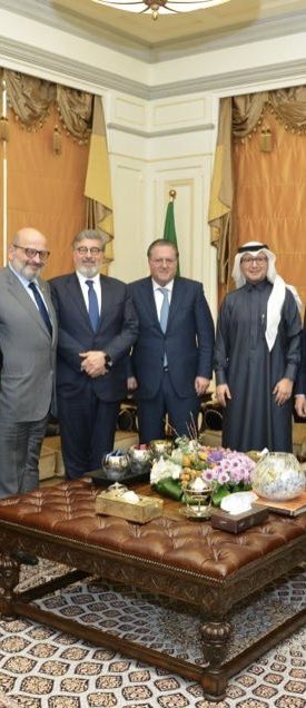RabihElAmine1's tweet photo. شارك مجلس التنفيذيين اللبنانين في لقاء مثمر وممتع مع سعادة السفير وليد بخاري بحضور رئيس الهيئات الاقتصادية و اتحاد مجالس الاعمال اللبنانية الخليجية و مجالس الاعمال في السعودية و الكويت و دبي
@bukhariwaleeed
@ElieIRizk
@akahlil
@toni_rahi @MohamedChoucair @maroun_najjar @Leb_Ex_Co https://t.co/lcbAxNLLmm