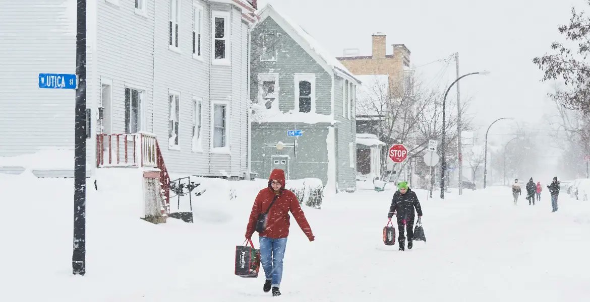 ddmexico's tweet photo. 🚨#Mundo #EstadosUnidos| #Clima: La gobernadora de #NuevaYork, Kathy Hochul, solicitó a la Casa Blanca que se declare parte del estado como zona catastrófica, tras la #TormentaInvernal #Ellion 🌨️😓
📸EFE
#DiariodeMexico
https://t.co/VEFhiQnQfh https://t.co/WEHZFemhjd