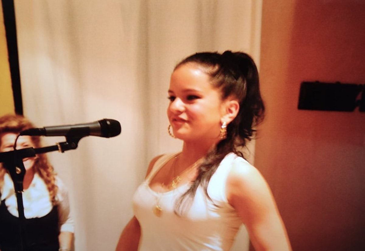 ROSALIAC0LOMBIA's tweet photo. .@Rosalia vía holamotomami recordando una de sus primeras actuaciones a la edad de 13 años. https://t.co/D9ZQBQWweL