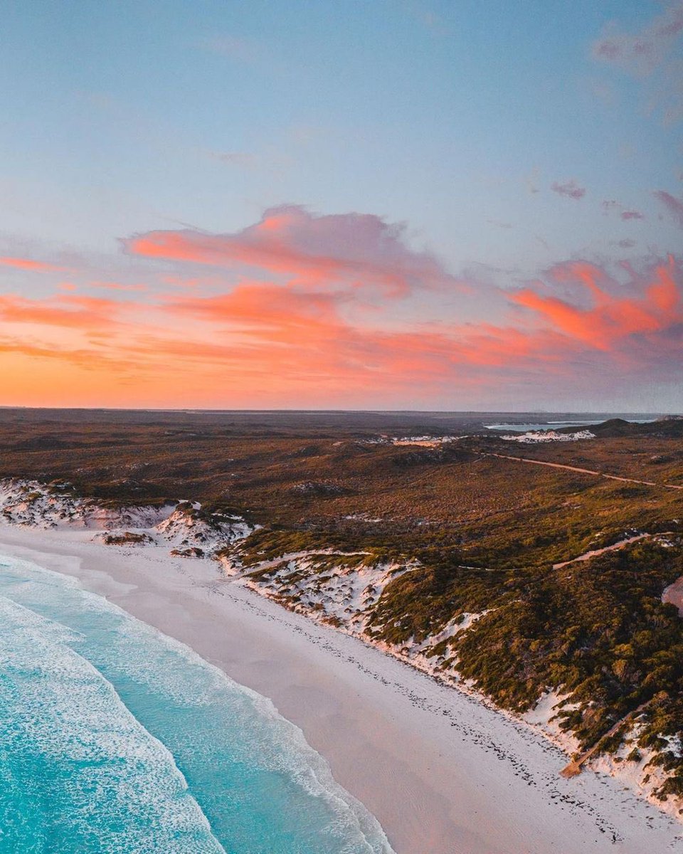 Ominous03's tweet photo. What the perfect colors nature of Australia. 

#australia  #dublin #coast #ocean #nature #naturephotography #naturegeography #photo #photography #photographer  #landscape #landscapephotography #travel #travelphotography #travelphotography #night #morning #europe #ireland https://t.co/XorR89F8uh