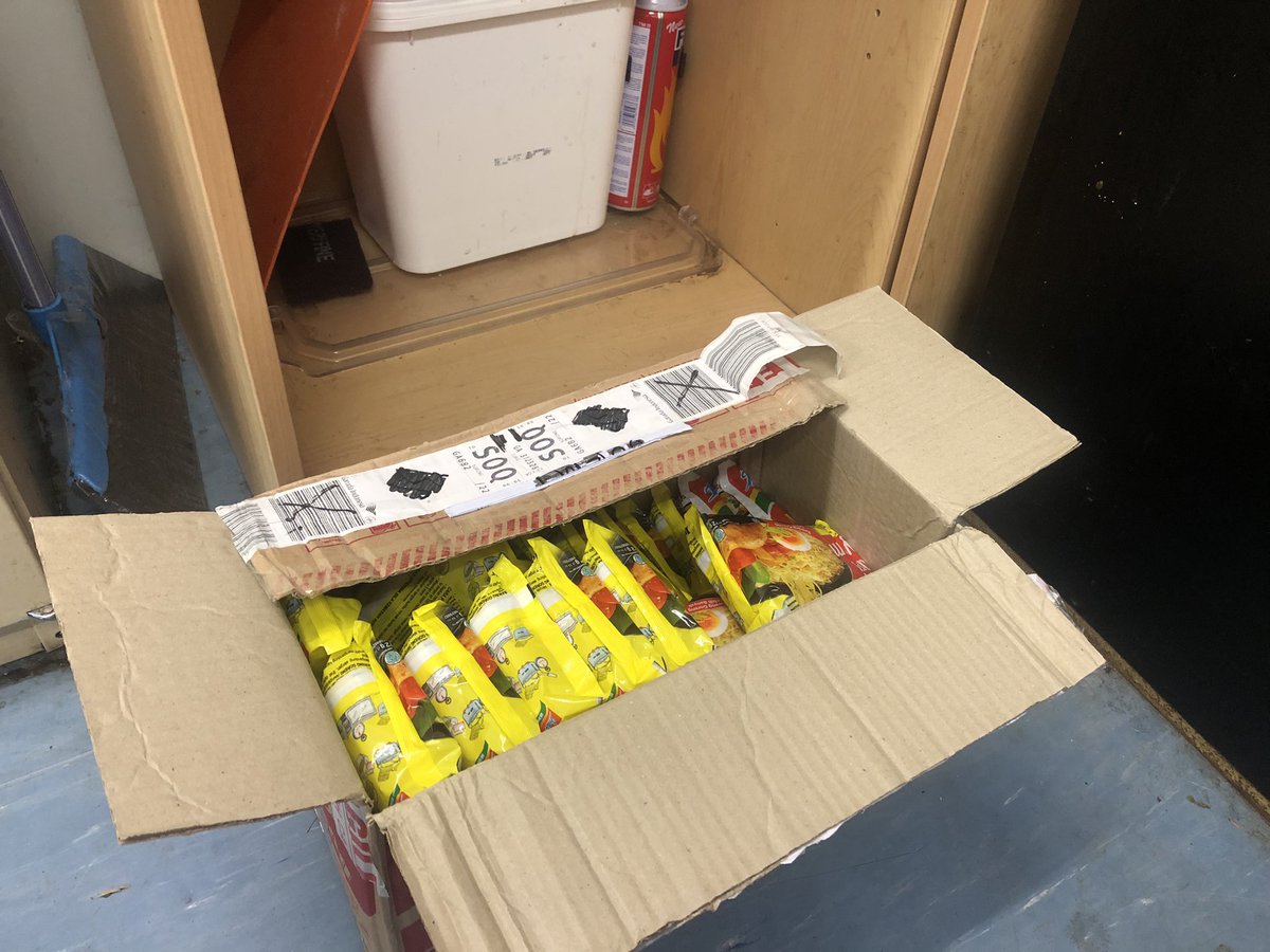 peraba's tweet photo. Yang bilang indomie gak boleh ada di papua mungkin belom pernah ke papua. Dipikir masih pedalaman semua kali ya. Udah banyak kota besar dan ada logistik bro! https://t.co/mT1NnDEygM