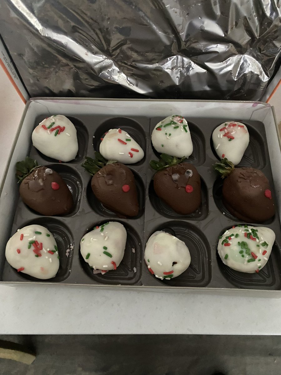 xdawg91's tweet photo. Thanks @SharisBerries for delivering this crap to my sister. You only offered me a partial refund after I said I was sharing this disappointing delivery on social media. @sharis_fails these reindeer look like road kill #sharifails #orderedvsdelivered https://t.co/z245F1tfvB