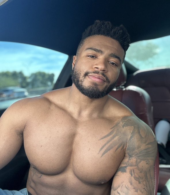 Chest Day 💪🏽 https://t.co/xQlNqIEnY0