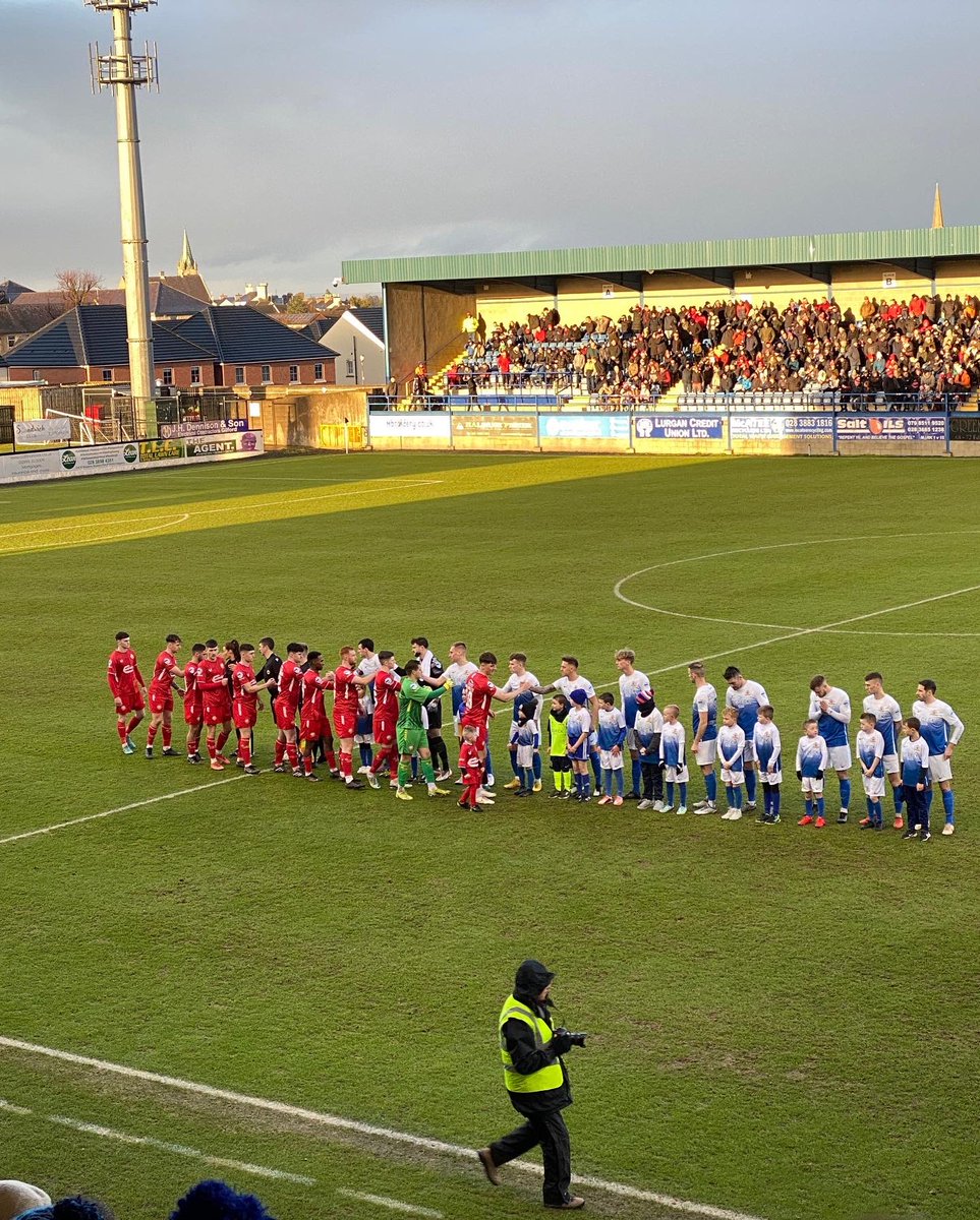 Fantastic result today for the Lurgan Blues in the highly anticipated Mid-Ulster derby against local rivals Portadown! 🔵⚪️ Proud to see the wee man doing mascot today with the double goal scorer <a href="/mfitz_39/">Matthew Fitzpatrick</a> ⚽️⚽️ Topped off with his ball signed by the <a href="/Glenavon_FC/">Glenavon FC</a> Players 👌🏻 #GFC