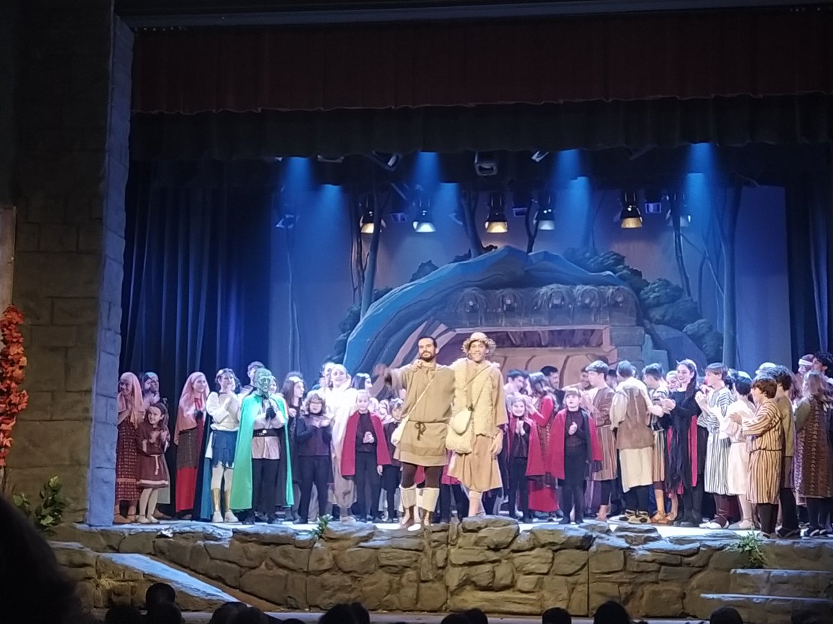 MEsponaB's tweet photo. Avui, St. Esteve a @teatredelapeni a veure els @PastoretsMolins. Aneu-hi! Sorpreses, escenes renovades, molta joventut dalt de l'escenari i a la Direcció. El temps passa i els infants s'han fet adults, però és un orgull veure com la tradició continua i s'actualitza. Felicitats!!! https://t.co/2qa5ltg7JD